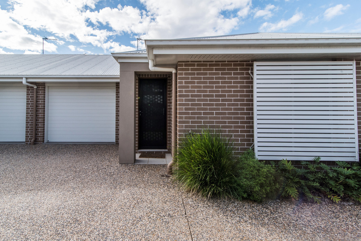 CONTEMPORARY UNIT CLOSE TO TOOWOOMBA CBD