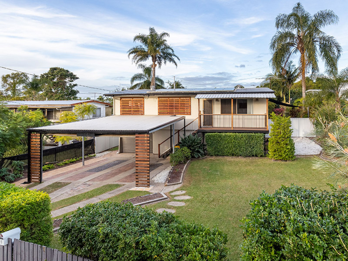 Highset Home with Great Entertainers Deck