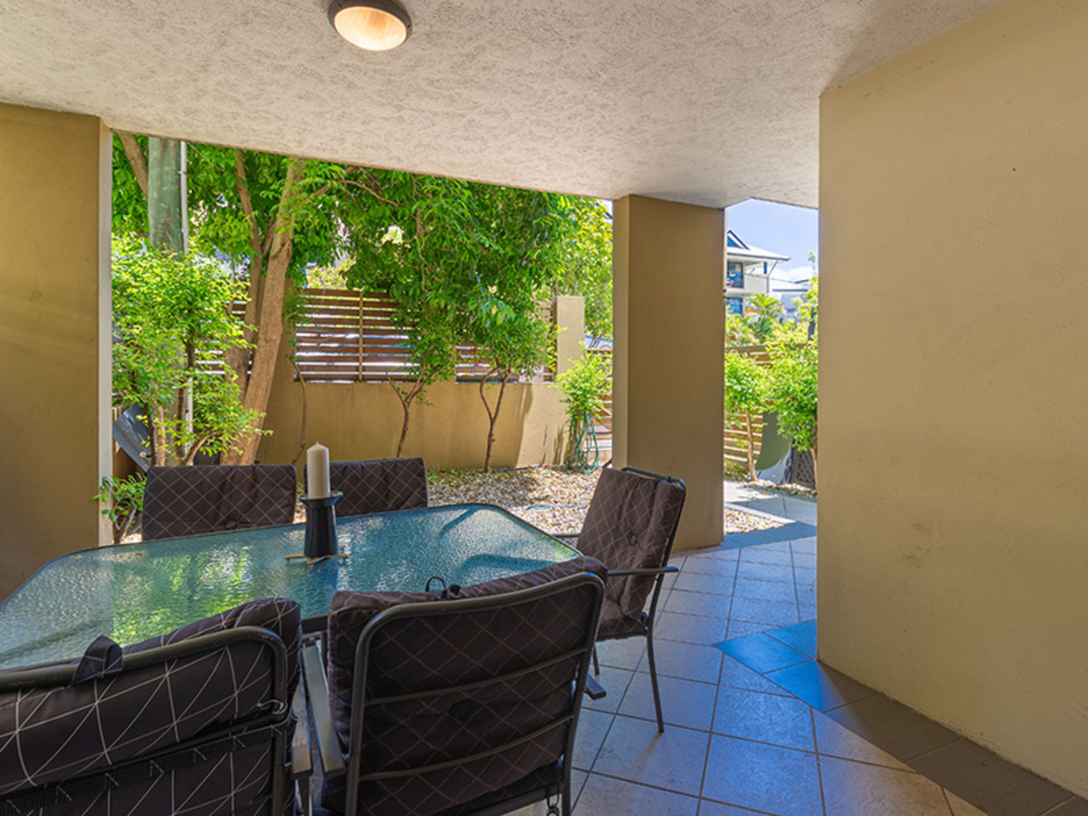 Apartment with Large Courtyard walking distance to CBD. $450 per week