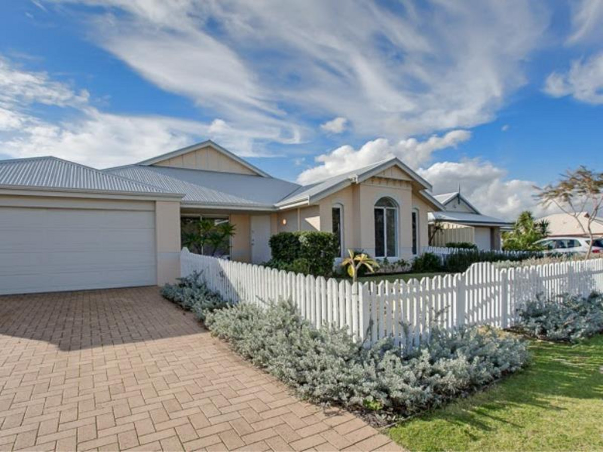 Stunning property in sought-after Comet Bay!!