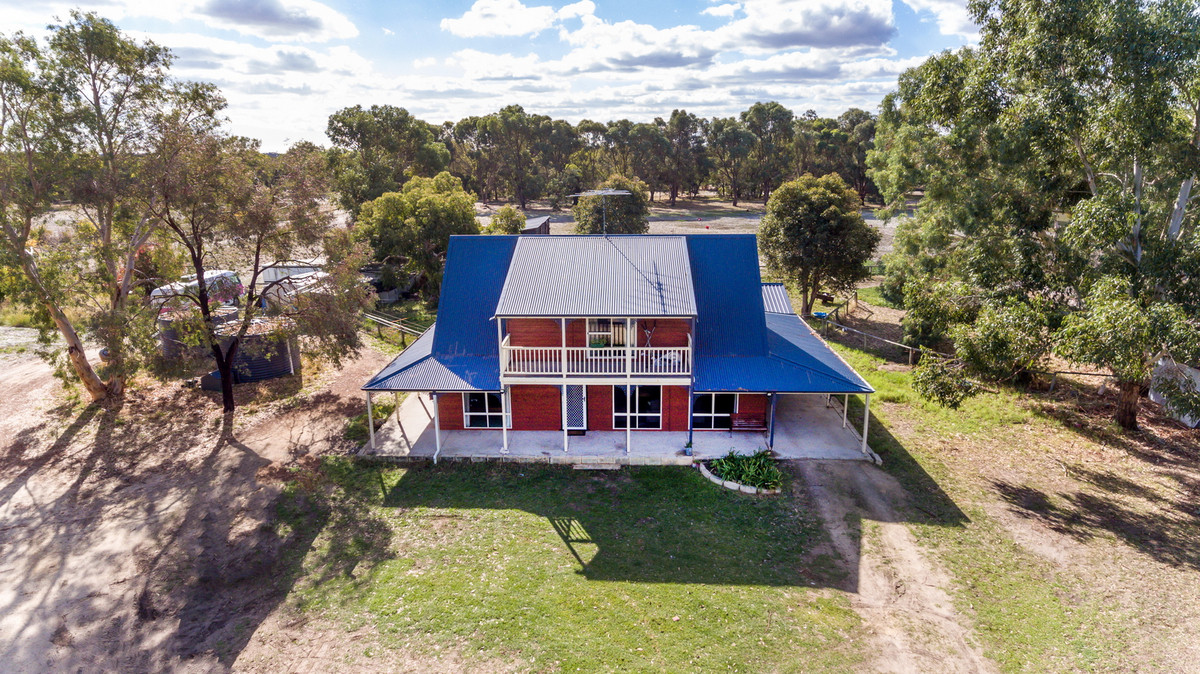 5 Acres of Country Charm Life with Worshop & Horse paddocks