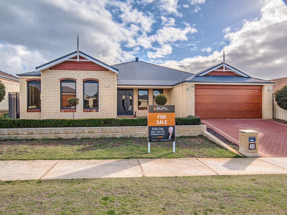 QUALITY LOFT HOME IN SOUGHT-AFTER COMET BAY