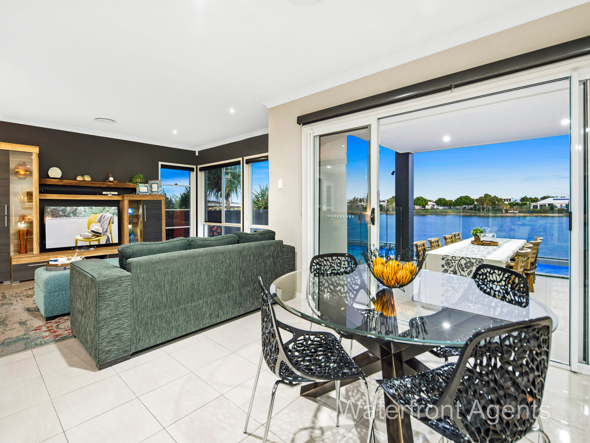 SOPHISTICATED WATERFRONT LIVING
