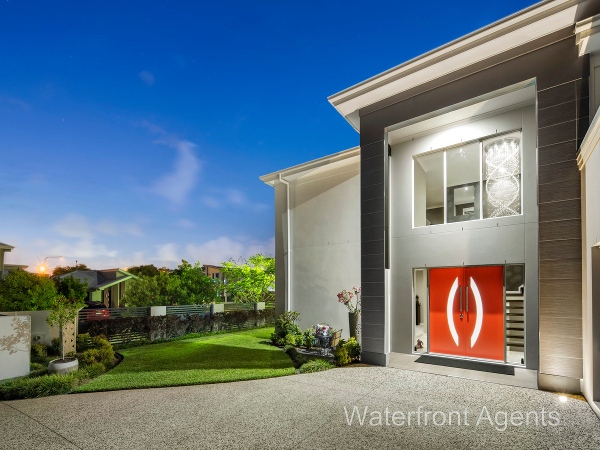 SOPHISTICATED WATERFRONT LIVING