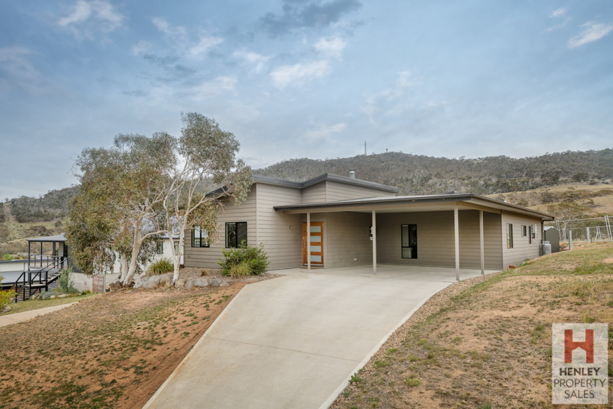 Ideal family home with a great floor plan, over looking Lake Jindabyne.