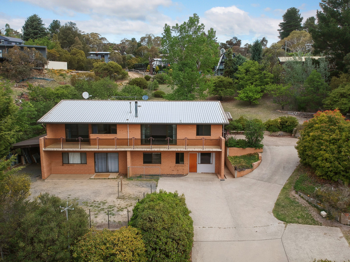 Large family home with direct access to Rushes Bay. Boating- Fishing- lifestyle.