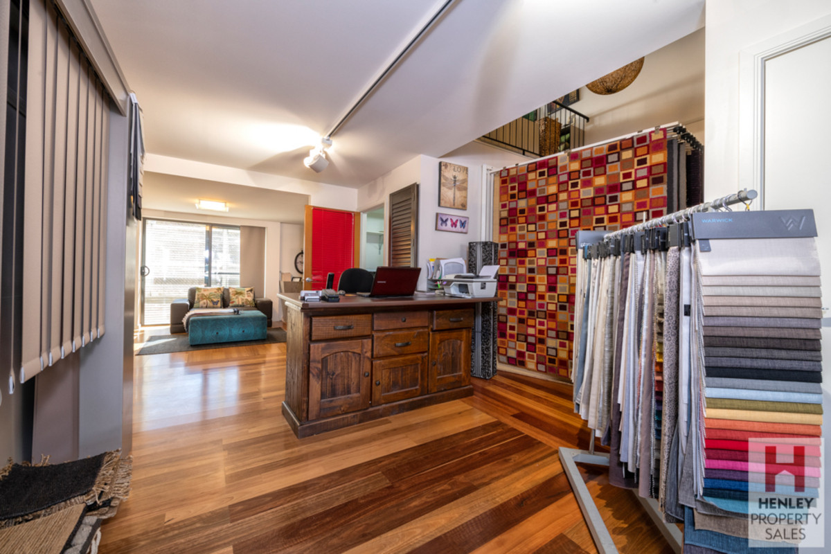 Showroom with office available for lease - Leesville Estate