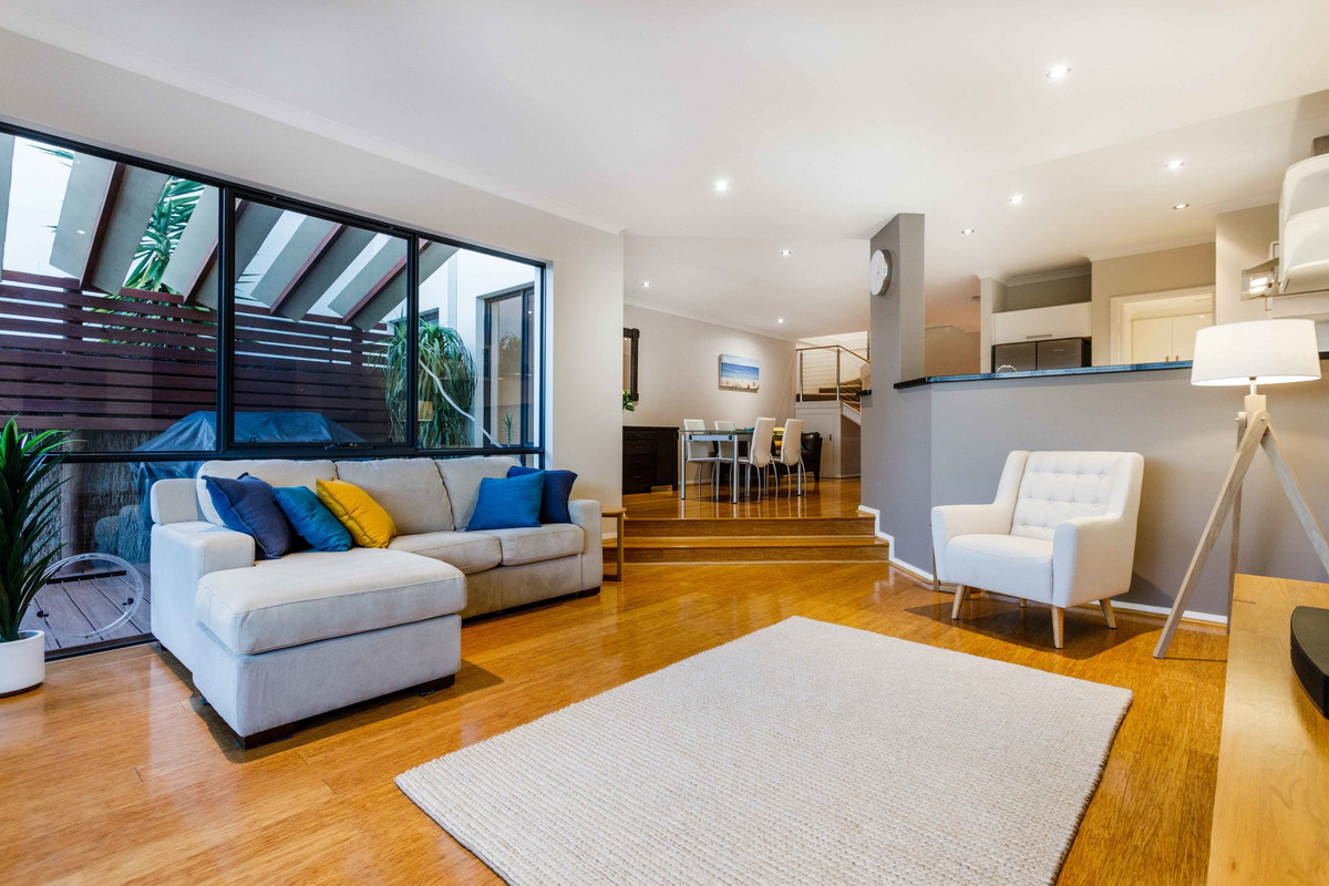 MODERN COASTAL RESIDENCE WITH PANORAMIC PARKLAND VISTA
Suits Buyers looking in the $800s.