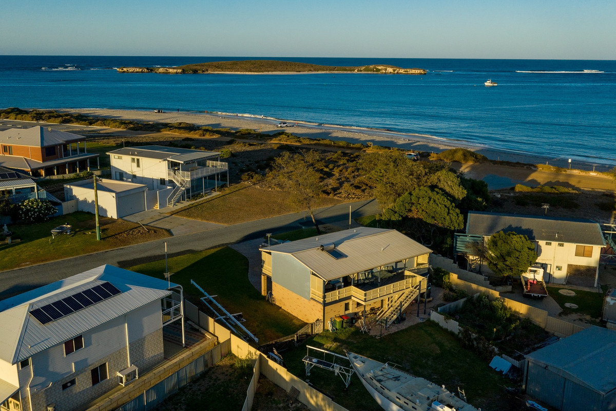 BEACHSIDE PARADISE WITH PANORAMIC VIEWS