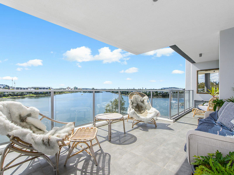 Wide Water Vistas – The Ultimate Sky Home