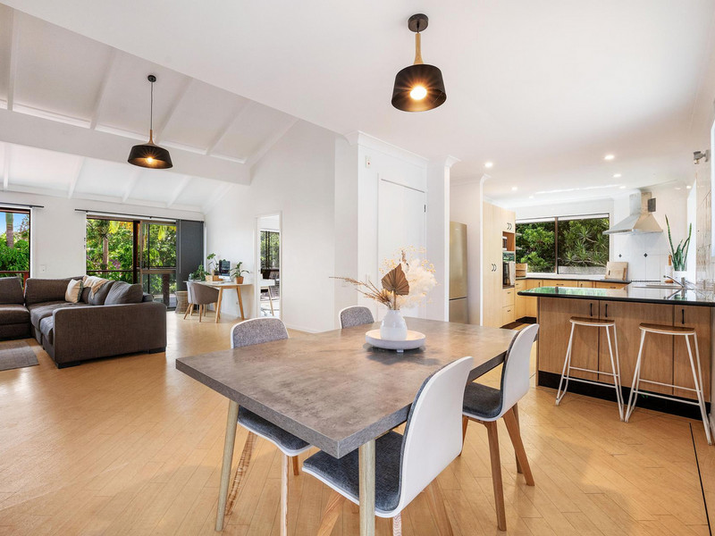 ROBINAS BEST KEPT SECRET!! SPACIOUS FAMILY HOME WITH SELF CONTAINED GRANNY FLAT