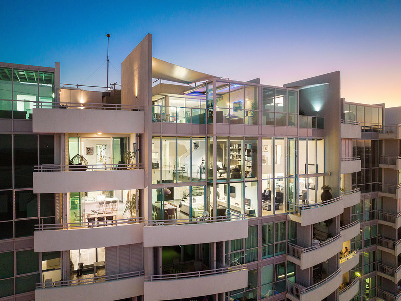 GRAND TRI-LEVEL PENTHOUSE EXPOSES ELEVATED WATERFRONT LIFESTYLE