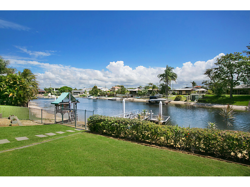 SOPHISTICATED RESIDENCE ON EXCLUSIVE BROADBEACH WATERS ISLAND