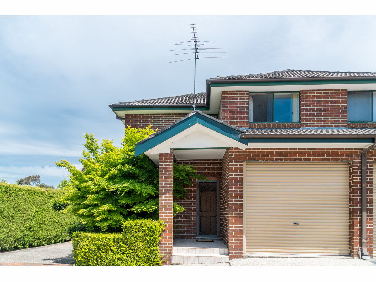 Convenient “Southside” location & Escarpment views!!