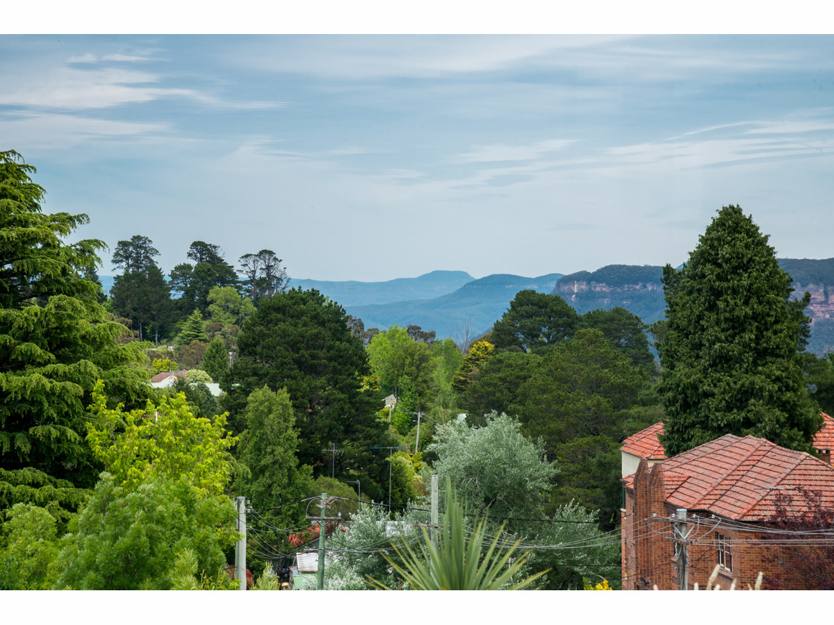 Shopping Nearby – Distant Escarpment Views!
