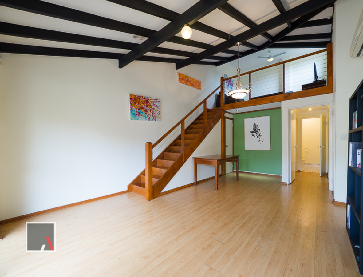 LOW MAINTENANCE UNIT IN IDEAL LOCATION!