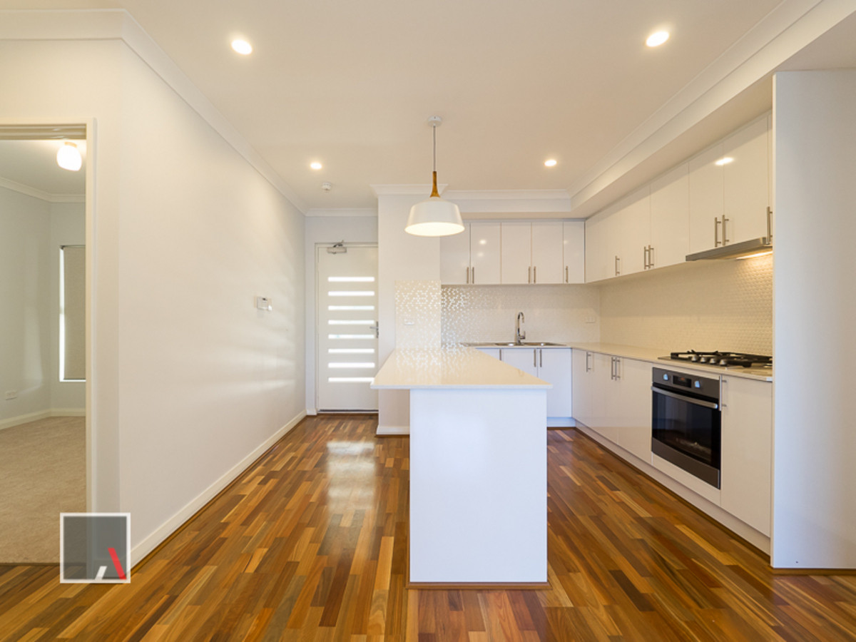 METICULOUSLY PRESENTED, FRONT, GROUND FLOOR APARTMENT AWAITS YOU!