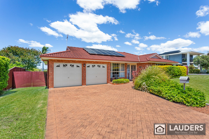 Quality Home...Walk to Beach.
