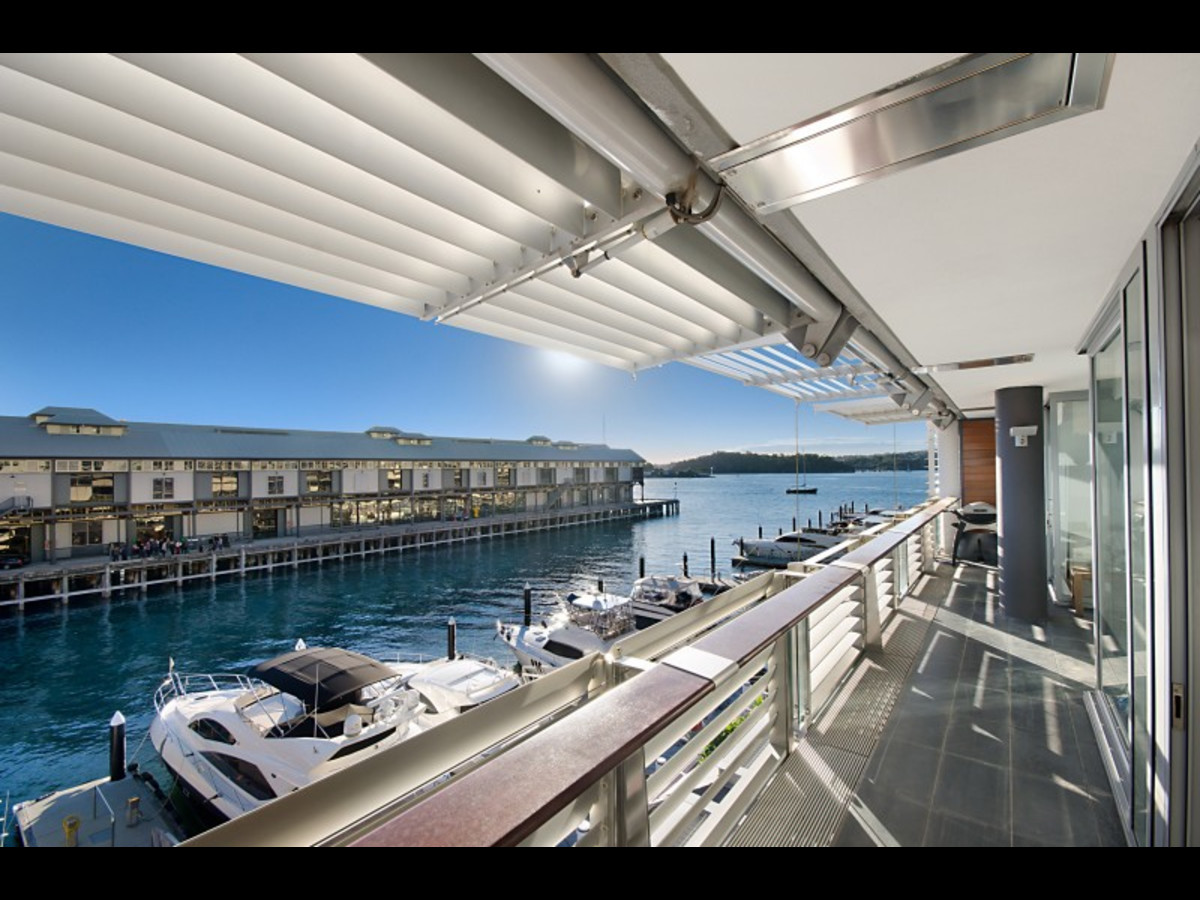 City Location - Stunning Waterfront Apartment