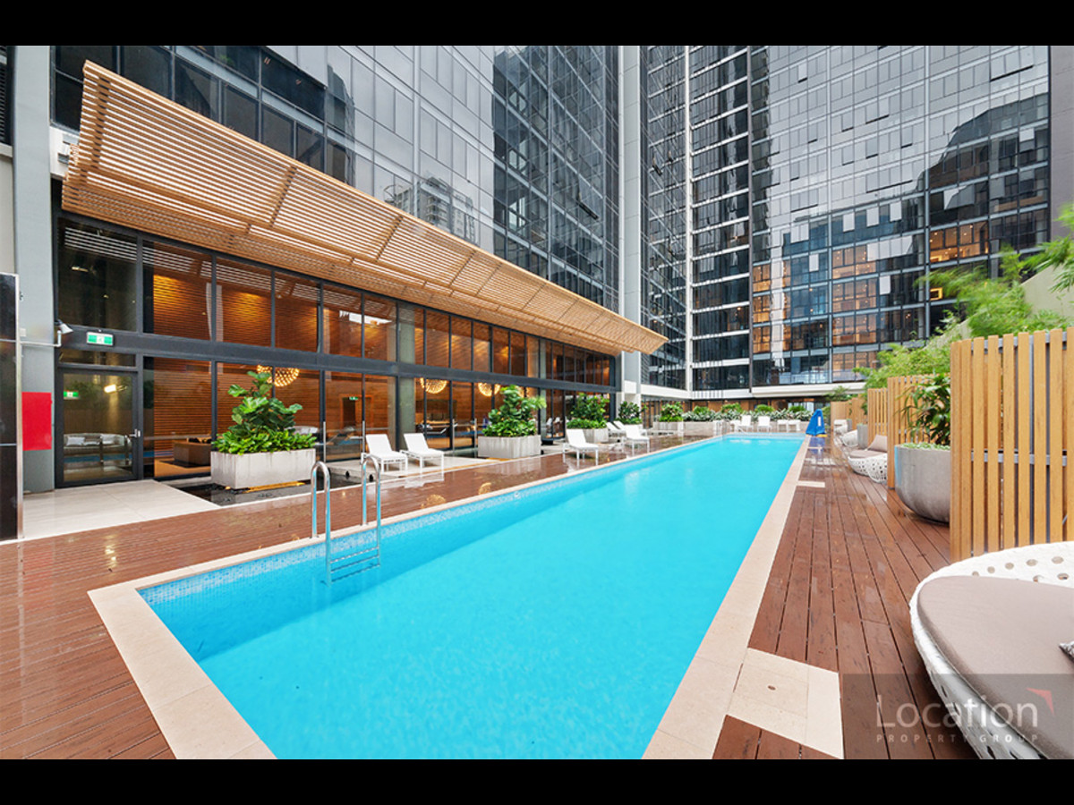 V by Crown One Bedroom Plus Study Modern Apartment