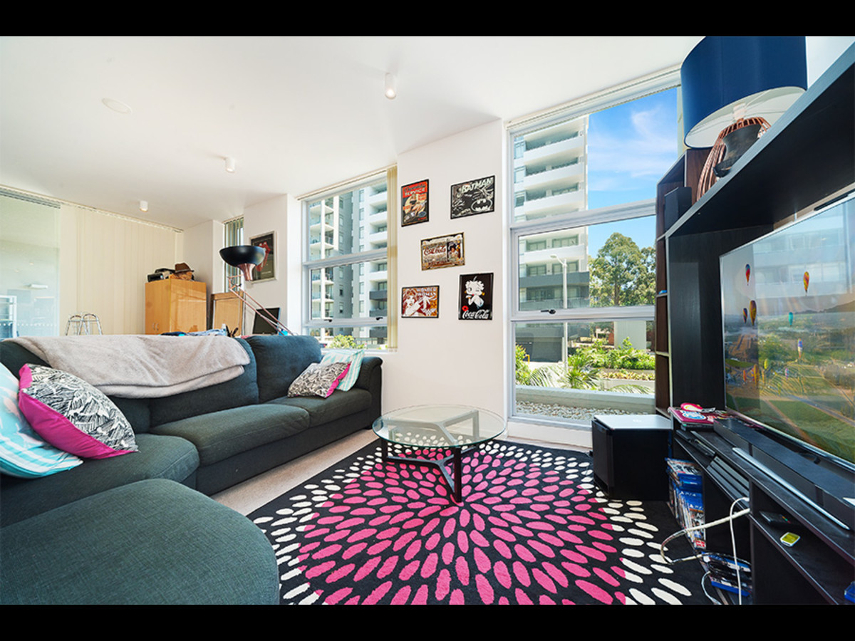 Modern one bedroom apartment located close to all amenities .