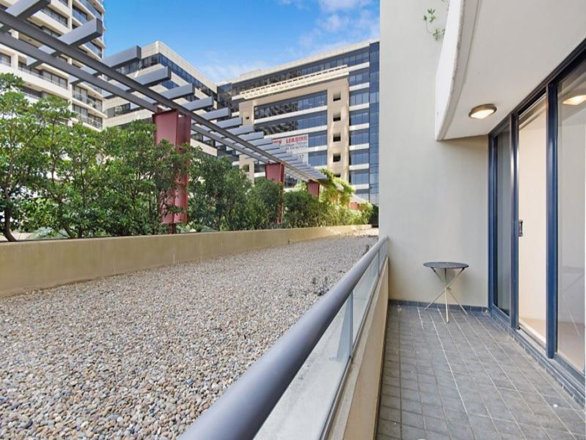 BRIGHT, FULLY FURNISHED ONE BEDROOM - POOL, GYM AND CONCIERGE!