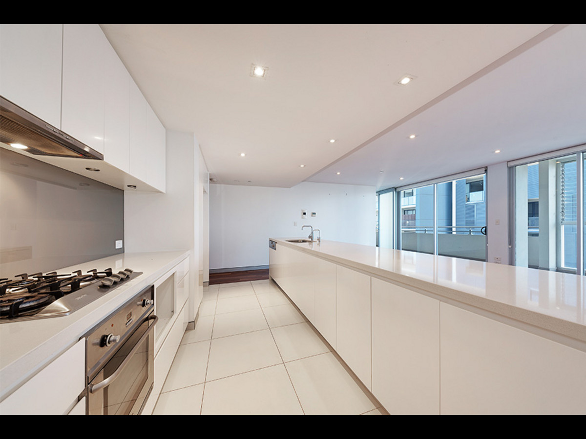Brightly Lit 3 Bedroom Apartment in the heart of St Leonards