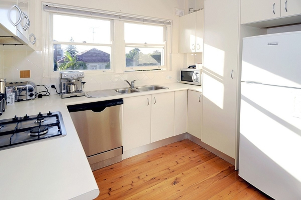Bright Renovated 2 Bedroom Unit