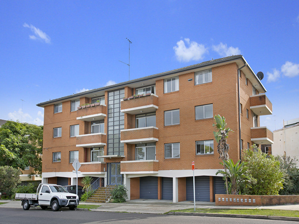 Well Presented 1 Bedroom With Lockup Garage & Carspace