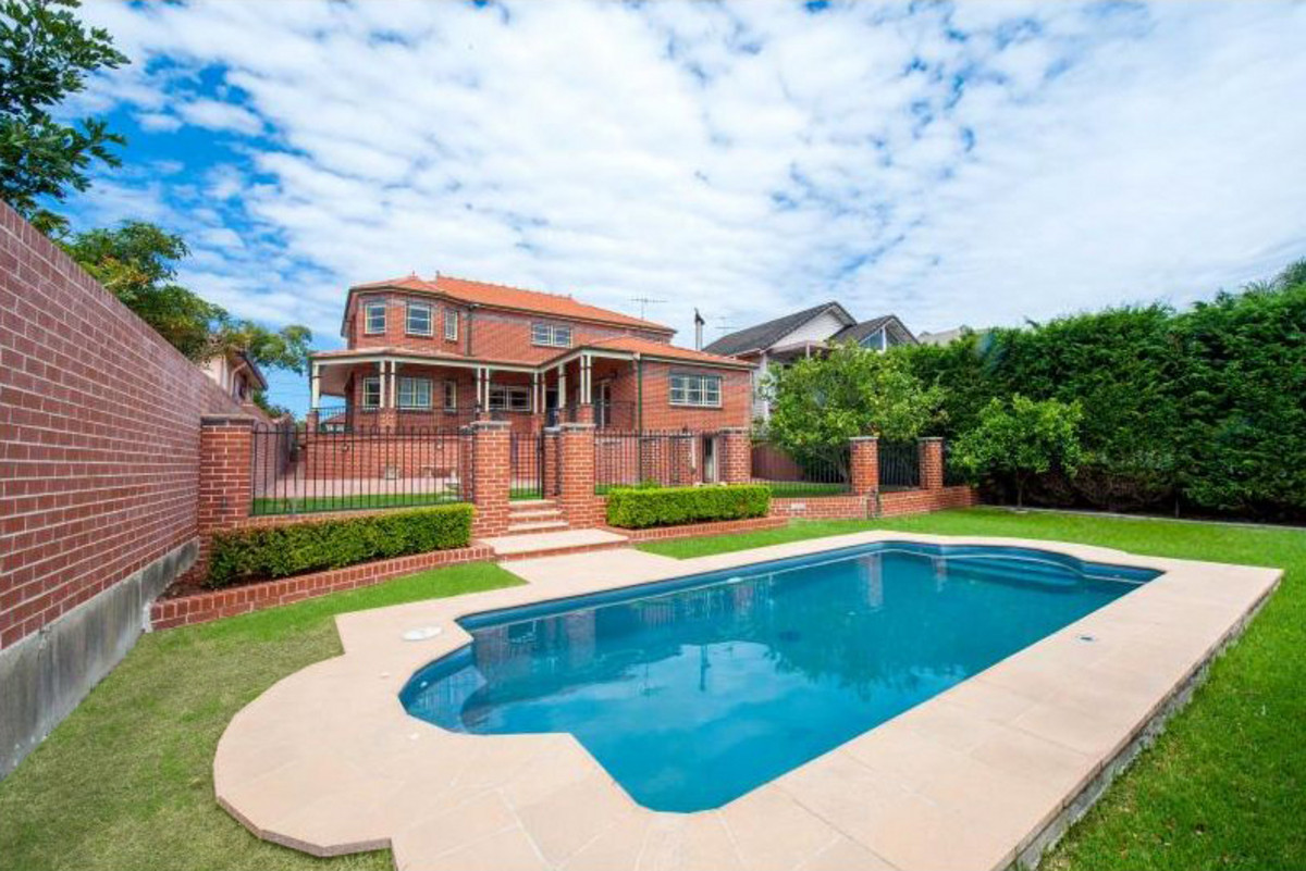 LARGE FAMILY HOME WITH POOL AND SWEEPING OCEAN VIEWS