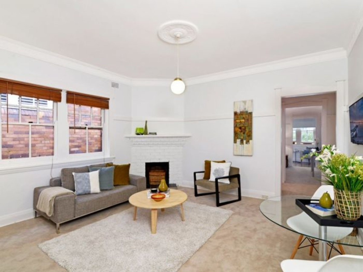 Spacious 1 Bedroom Unit plus Sunroom/2nd Bedroom