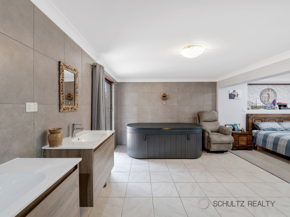 19 Vermont Crescent, Mount Warren Park, Australia 4207, 6 Bedrooms Bedrooms, ,2 BathroomsBathrooms,House,Sold,Vermont Crescent,1197