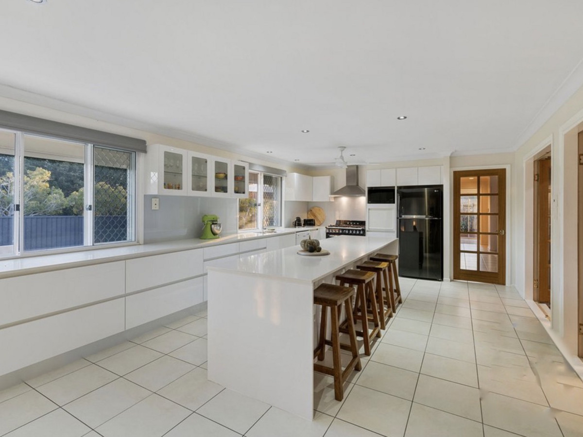 2 Lenna Court, Mount Warren Park, Australia 4207, ,3 BathroomsBathrooms,House,For sale,Lenna Court,1272