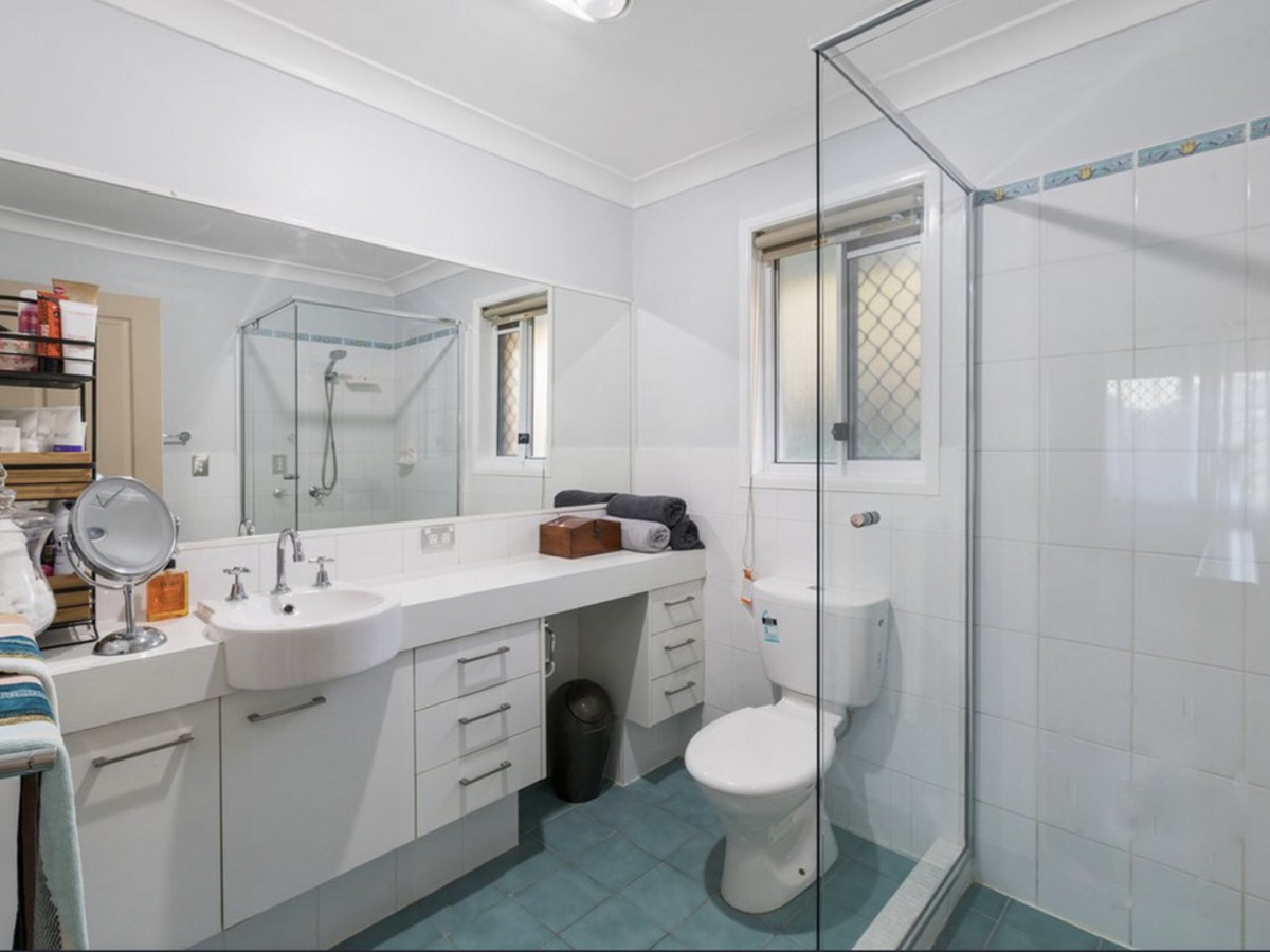 2 Lenna Court, Mount Warren Park, Australia 4207, ,3 BathroomsBathrooms,House,For sale,Lenna Court,1272