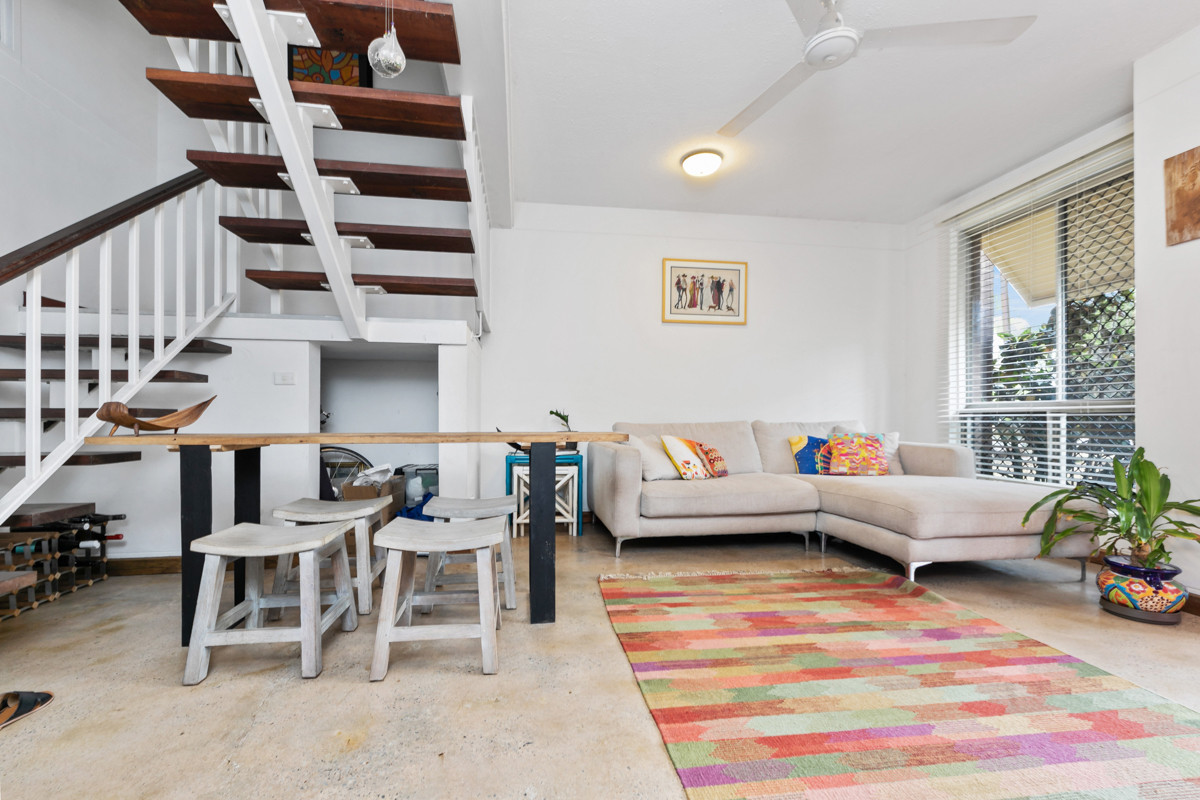 APPEALING TOWNHOUSE IN A GREAT LOCATION PET FRIENDLY Real Estate