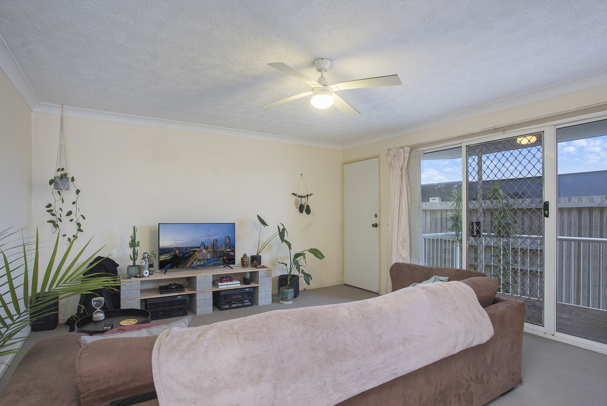  Spacious Ground Floor Unit Walking Distance to the Beach