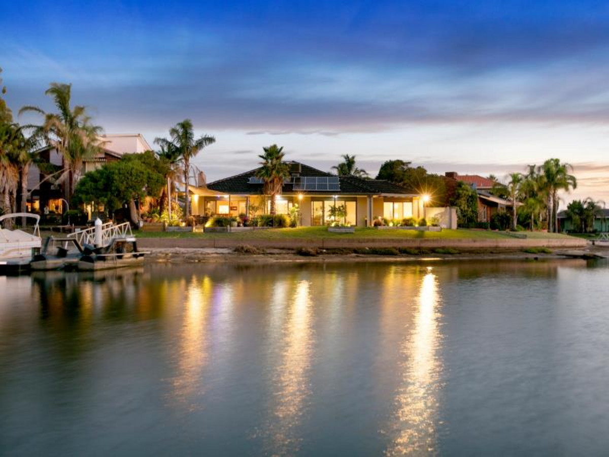 SINGLE LEVEL WATERFRONT WITH MOORING, 760.00 p/w Mitchell Torre Real