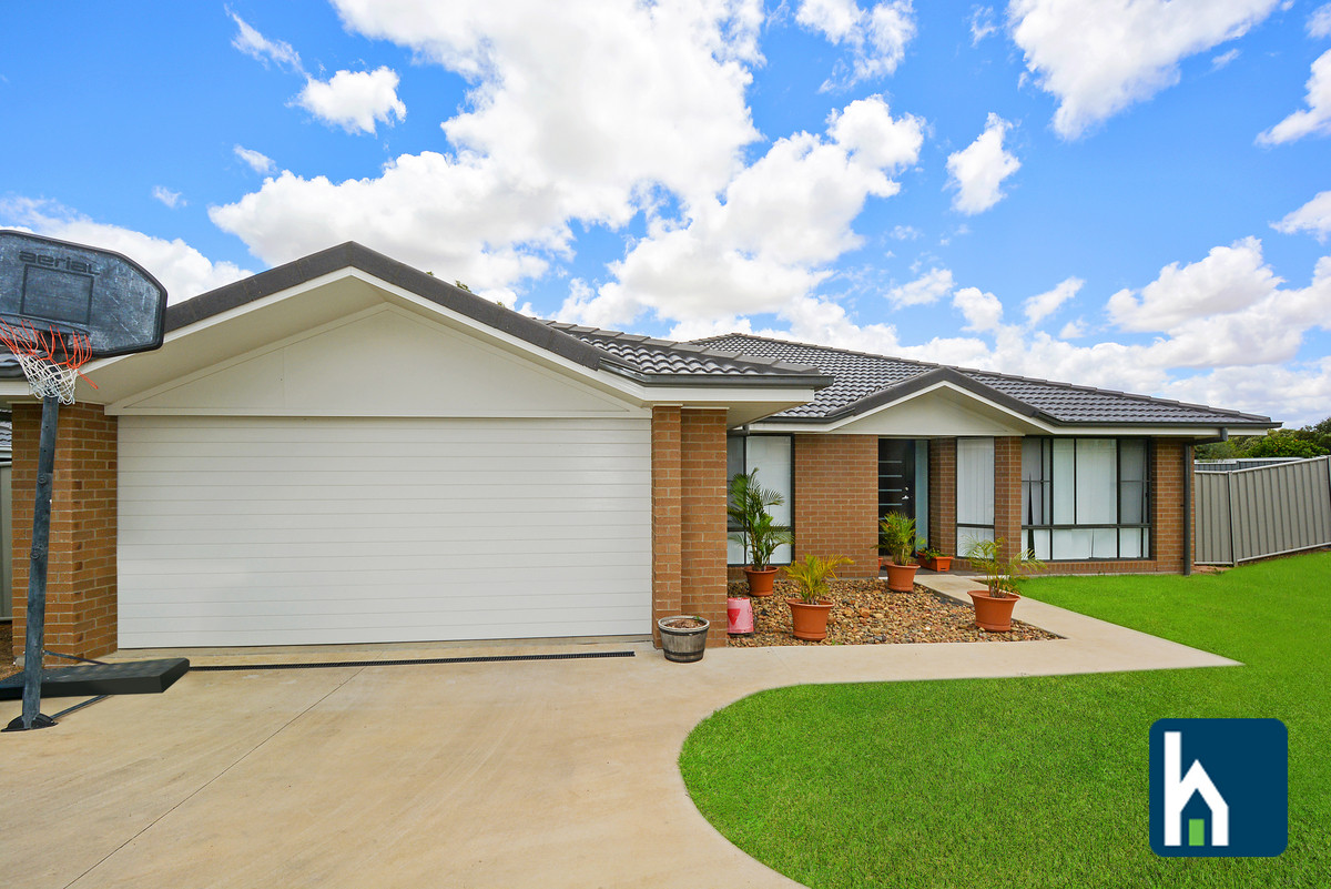 Freestanding house on huge block! Hennessy Real Estate