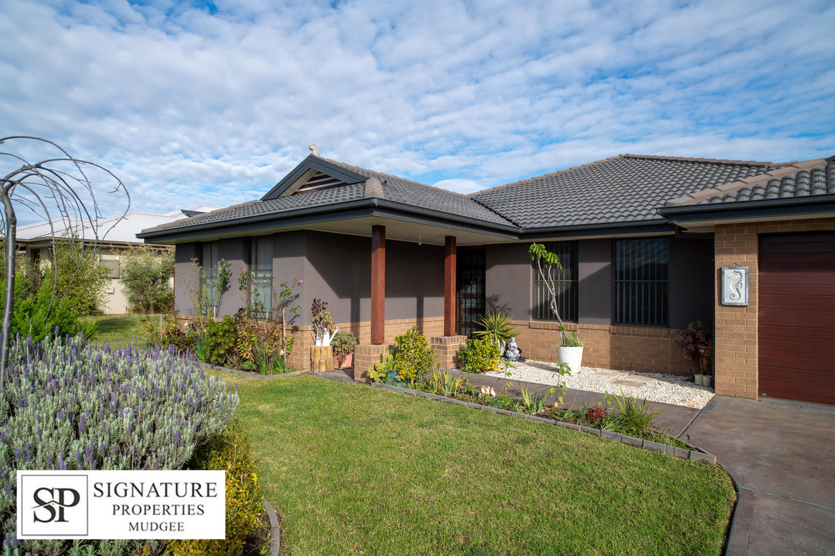  LARGE HOME WITH EXTRA LIVING AREAS