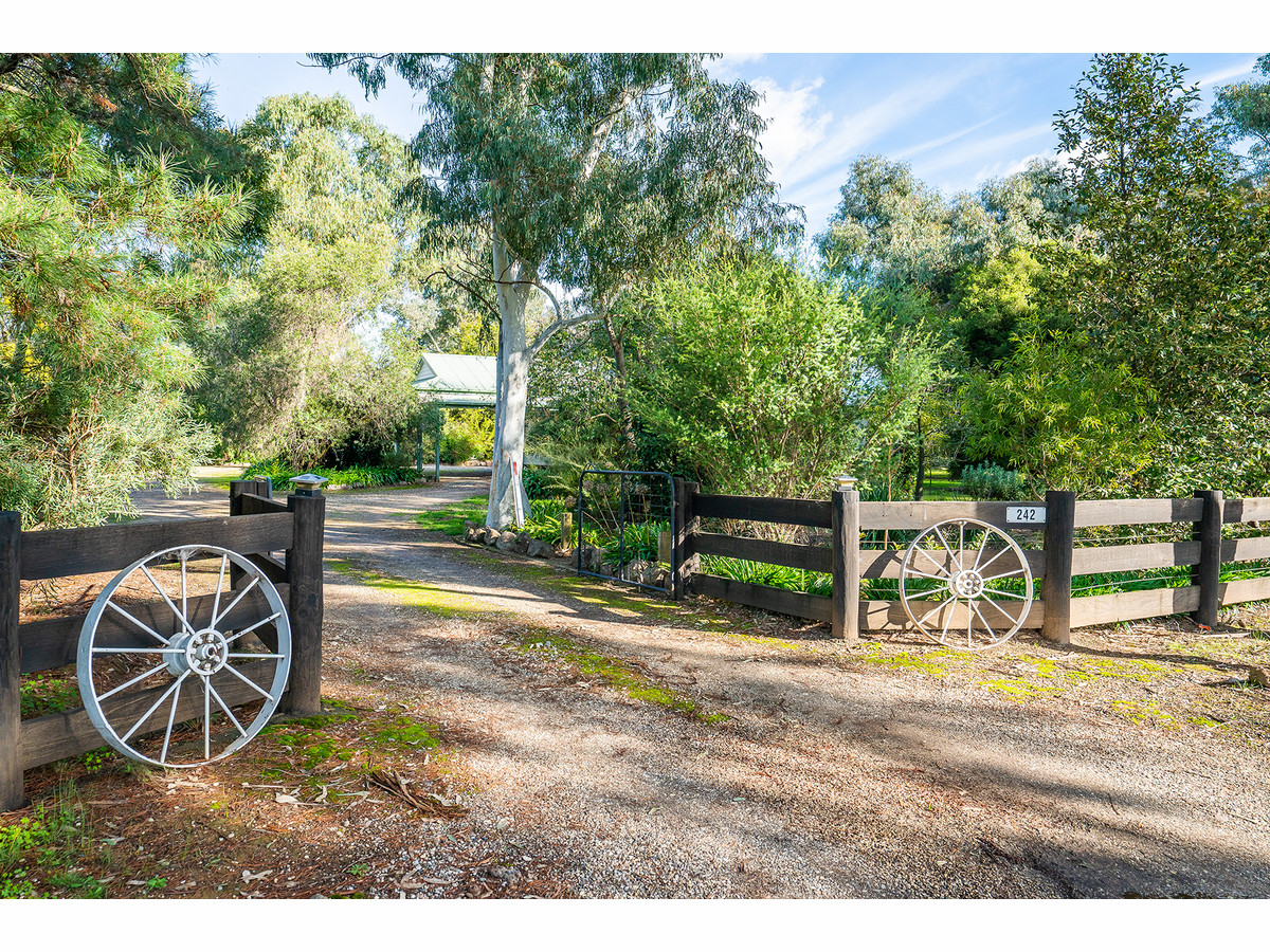  JINDERA 9.4 ACRES LIFESTYLE LIVING