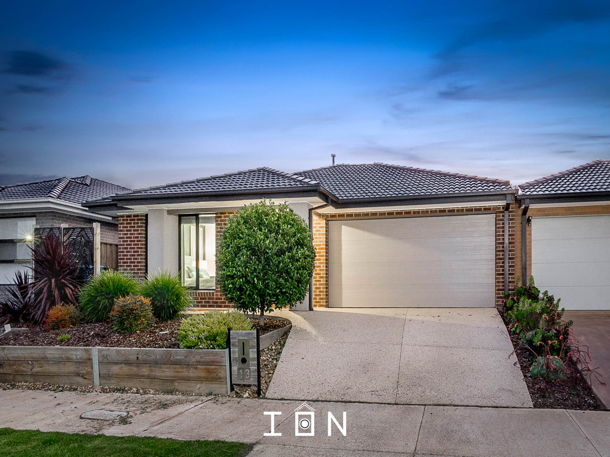  STYLISH FAMILY HOME IN A GREAT LOCATION!