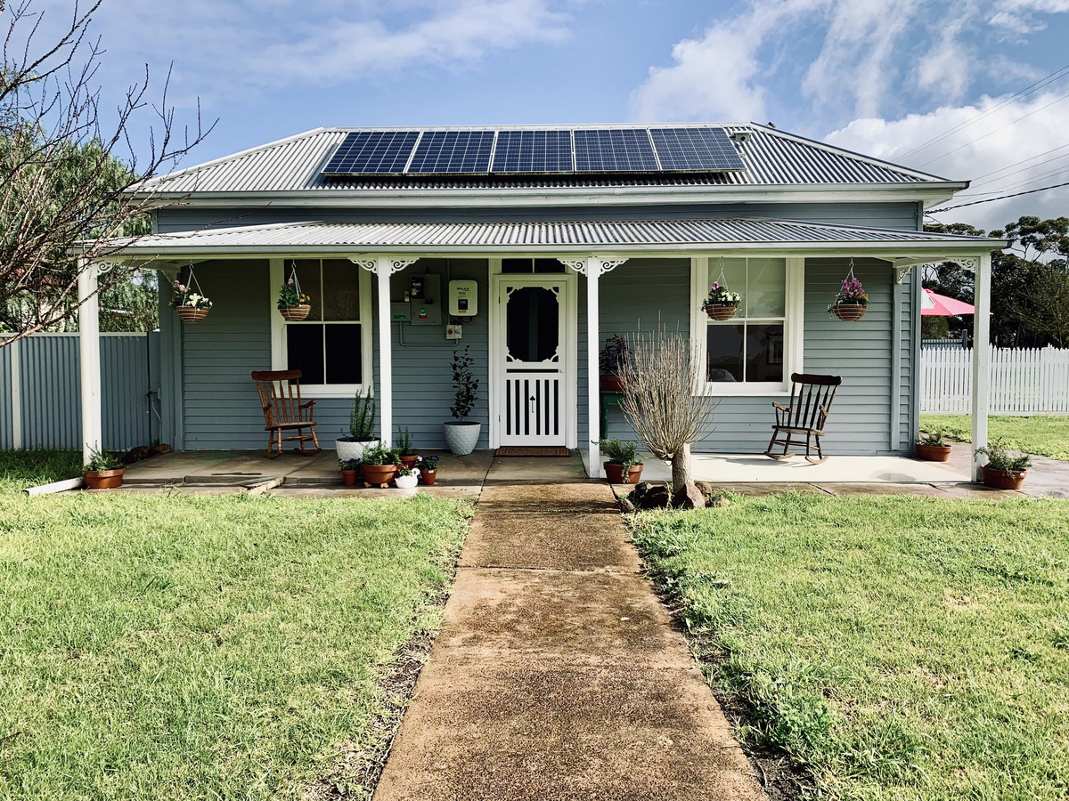  Beautifully Renovated Country Cottage