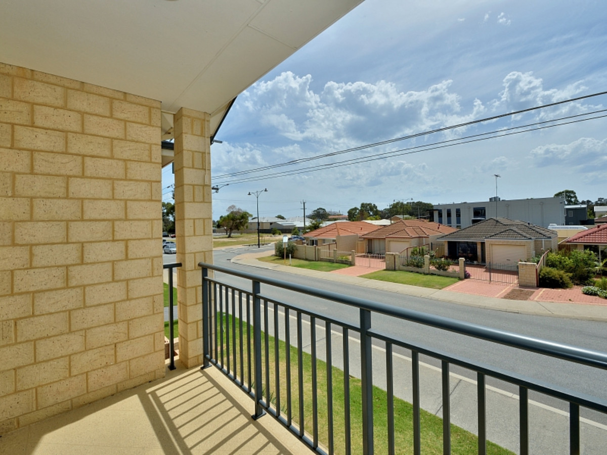  PERFECT LOCATION! STROLL TO THE BEAUTIFUL MANDURAH FORESHORE & ESTUARY