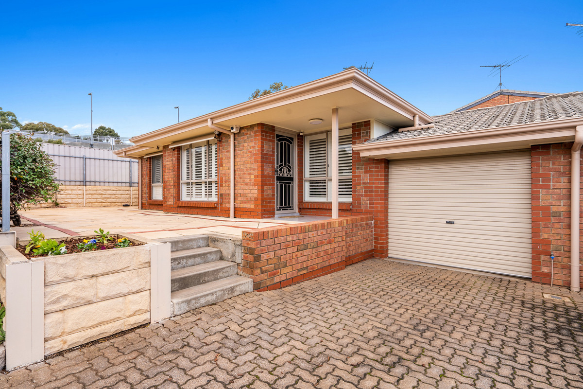  This beautifully presented two bedroom home awaits you in the highly