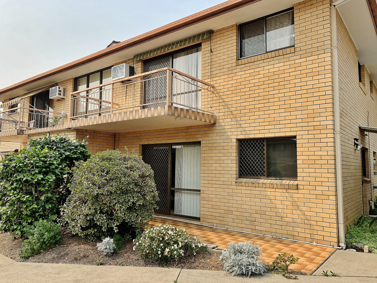  2 BEDROOM UNIT SOUGHT AFTER LOCATION