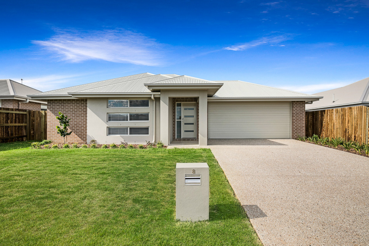  CONTEMPORARY DESIGN, CONVENIENT LOCATION…IDEAL GLENVALE HOME