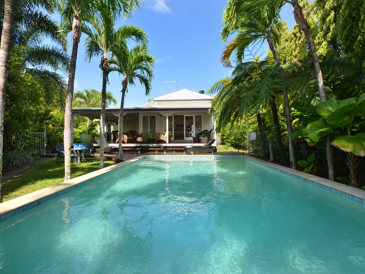 Charming Queenslander with Award Winning Garden Port Douglas Getaways