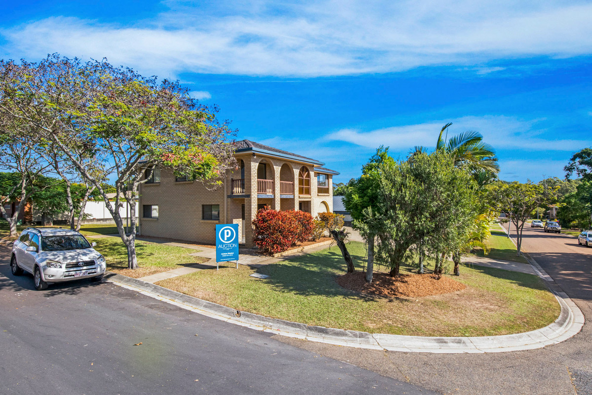 2 Catania Street Wishart Qld 4122 Property For Auction In Wishart